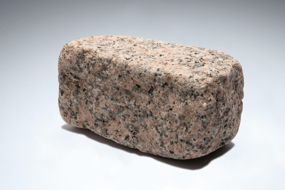 Rose Tumbled Granite Setts 200 x 100 x 100