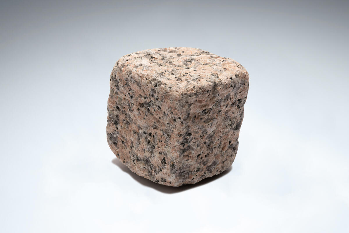 Rose Tumbled Granite Setts 100 x 100 x 100
