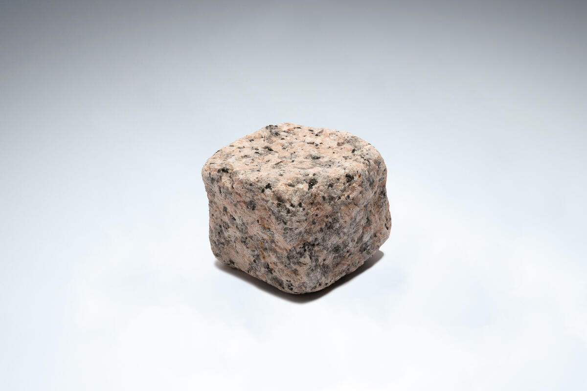 Rose Tumbled Granite Setts 80 x 80 x 80